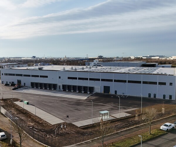 Außenaufnahme Vorderseite Hallengebäude