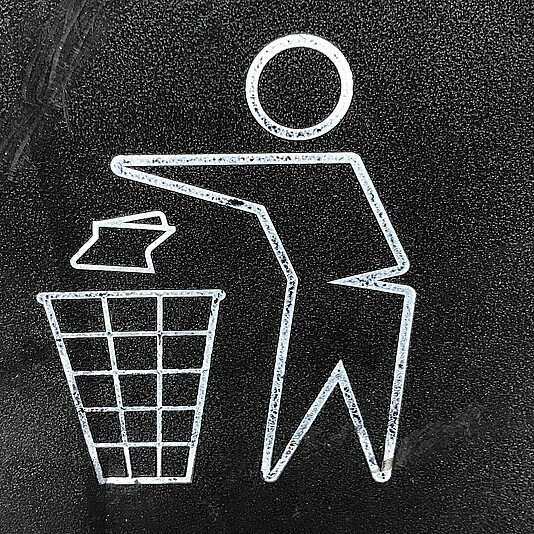 Logo, in dem eine Person Müll in den Mülleimer wirft