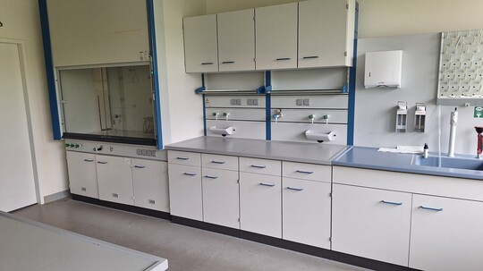 Laborfläche möbliert