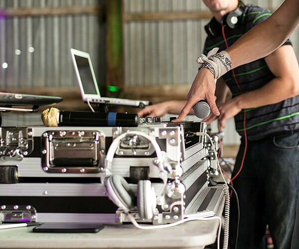 zwei DJs arbeiten an ihrem Mischpult
