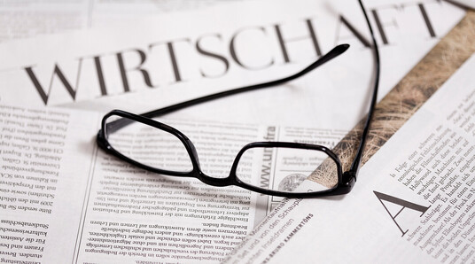 Symbolbild: Brille liegt auf einer Zeitung