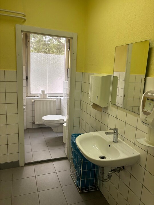 Damen-WC mit Ausstattung