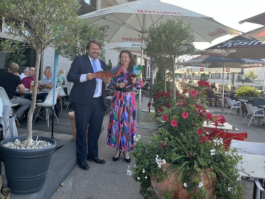 IHK-Sommertour 2025: IHK-Hauptgeschäftsführer Dr. Fabian Magerl und Moderatorin Melanie Nolte begrüßen die Gäste.