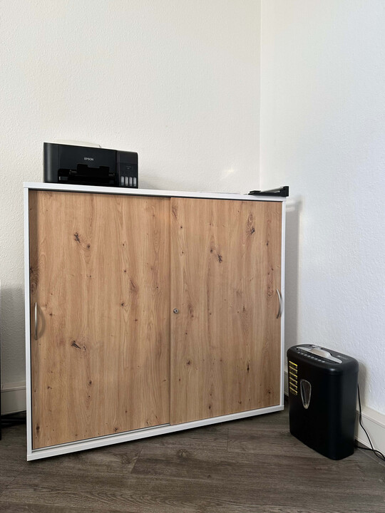Aktenschrank und Aktenvernichter
