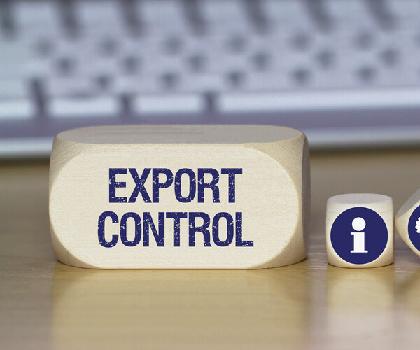 Symbolbild zur Exportkontrolle: Holzbausteine mit der Beschriftung „Export Control“ und Symbolen für Informationsbeschaffung, technische Prozesse, Prüfung und Freigabe am Arbeitsplatz.