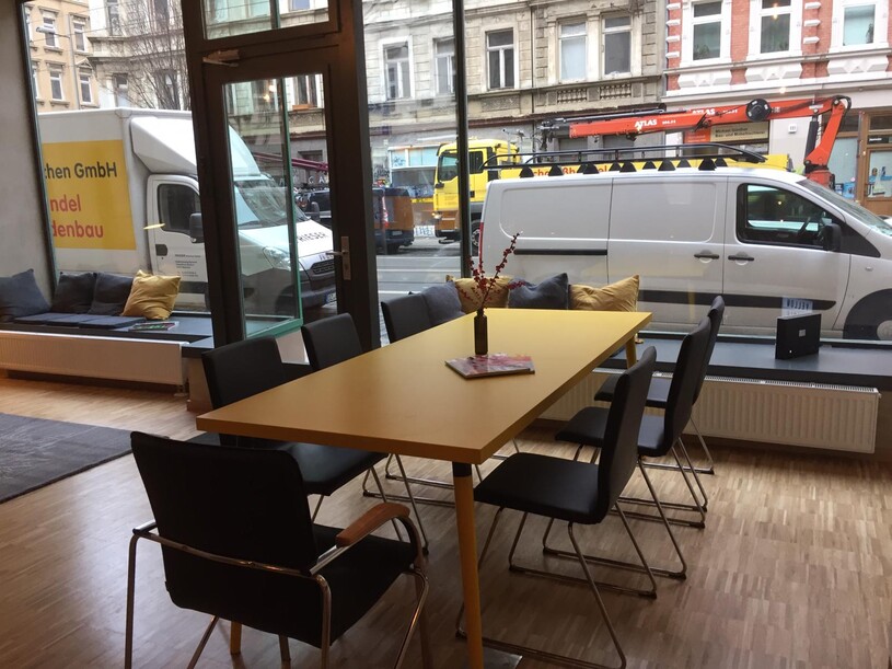 Tisch mit Stühlen