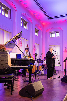 Impressionen von "Wirtschaft trifft Kultur" am 23.05.24 mit Pascal von Wroblewsky und dem Lora Kostina Trio