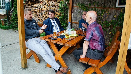 Gäste reden am Tisch