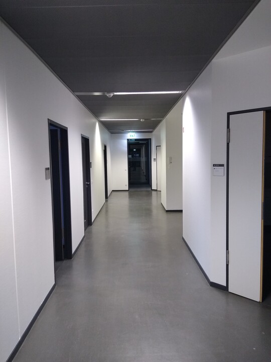 Flur zu Büro- und Laborflächen