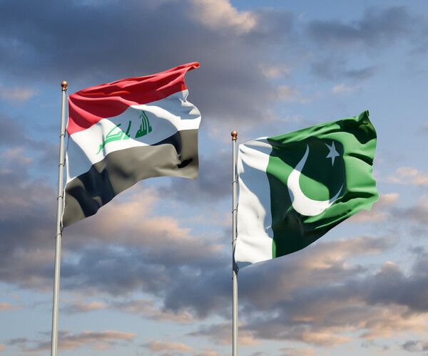 Fahnen von Irak und Pakistan wehen im Wind