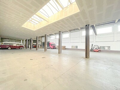 Machern, Salzstraße 10: Halle Innenansicht mit Fahrzeugen