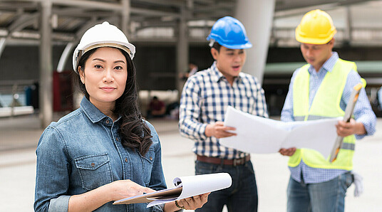 Arbeiter besprechen derzeitiges Projekt