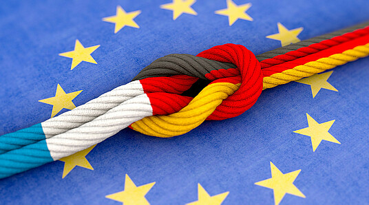 Knoten in fahnenfarben Deutschland und Frankreich auf europäischer Flagge