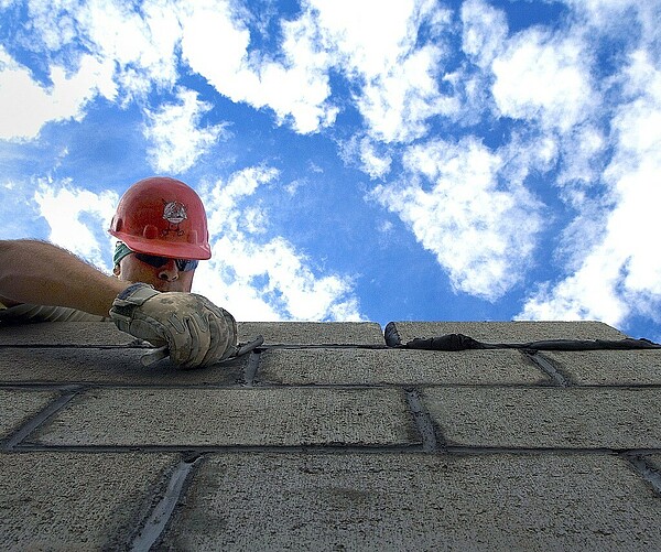 Maurer, der an einer Mauer arbeitet