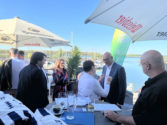 IHK-Sommertour 2025: Gäste kommen an in Il Lago und bekommen Namensschildchen