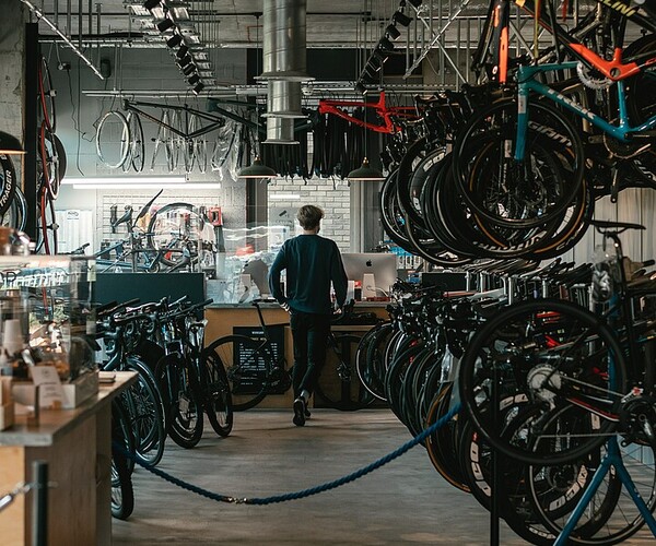 Mann läuft in Fahrradwerkstatt herum