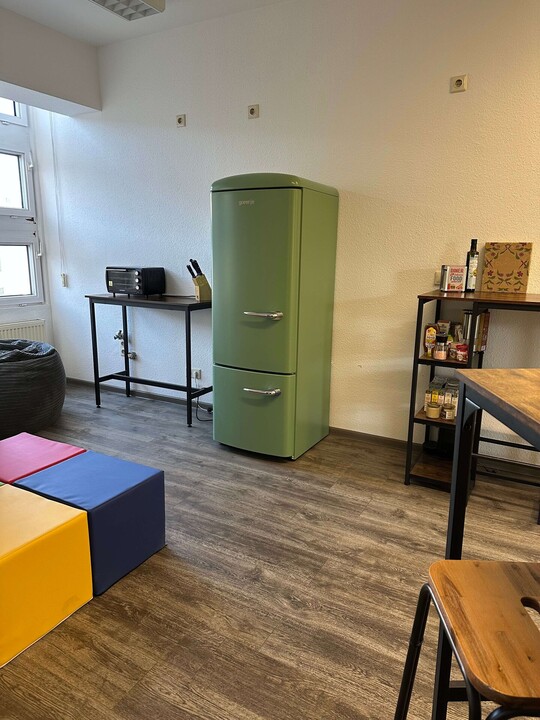 Aufenthaltsbereich mit Kühlschrank