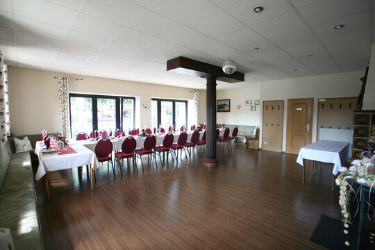 Gastraum mit Tischen und Stühlen