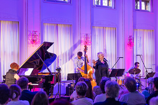 Impressionen von "Wirtschaft trifft Kultur" am 23.05.24 mit Pascal von Wroblewsky und dem Lora Kostina Trio