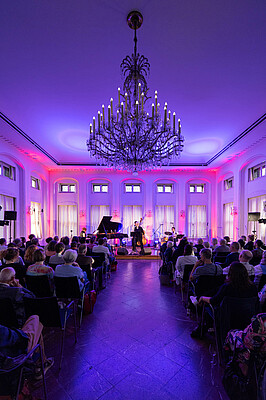 Impressionen von "Wirtschaft trifft Kultur" am 23.05.24 mit Pascal von Wroblewsky und dem Lora Kostina Trio