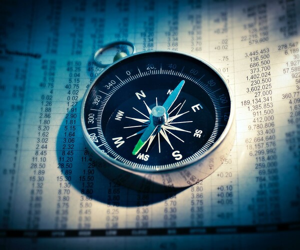 Kompass auf einem Blatt voller Zahlen