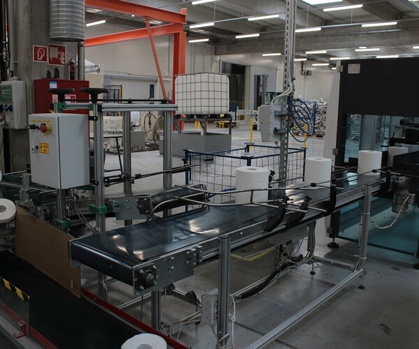 Papierrollen auf dem Laufband in einer Fabrik