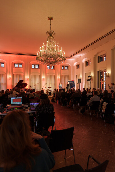 Impressionen vom Wirtschaft trifft Kultur-Konzert "Violet Greens" am 4. April 2025 in der Alten Handelsbörse. 