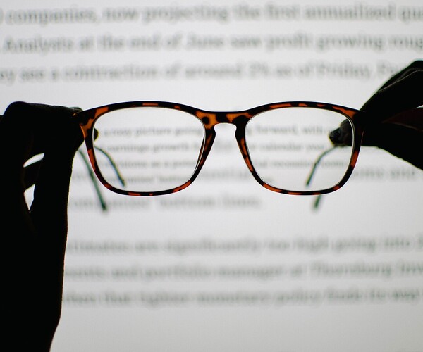 Hände halten Brille hoch