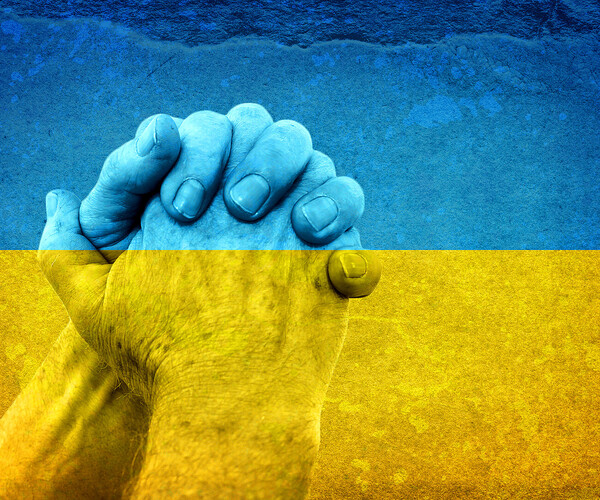 Hände in Form eines Gebets auf einer schmutzigen Ukraine-Flagge