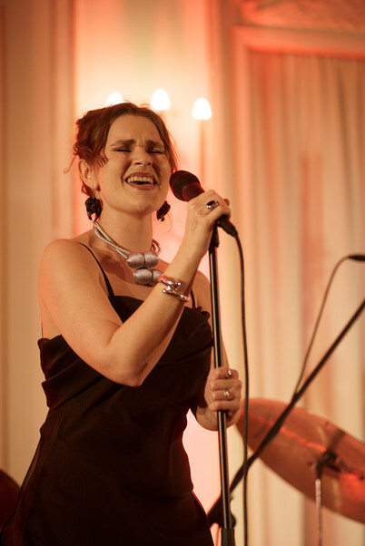 Impressionen vom Wirtschaft trifft Kultur-Konzert "Violet Greens" am 4. April 2025 in der Alten Handelsbörse. 