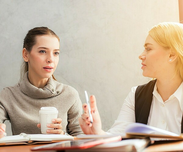 zwei junge Frauen im Gespräch