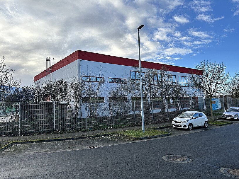 Außenaufnahme Halle mit Büroetage