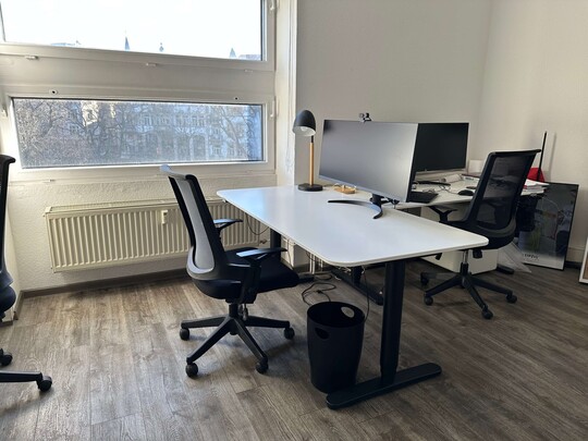 Büro mit Singleschreibtischen