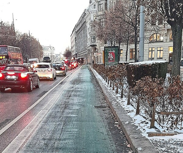 Grüner Fahrradstreifen Leipzig Innenstadt