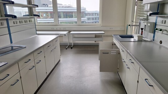 Laborfläche möbliert