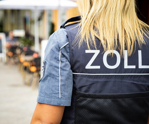 Zollbeamtin bei der Arbeit