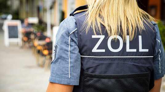 Zollbeamtin bei der Arbeit