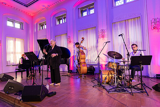 Impressionen von "Wirtschaft trifft Kultur" am 23.05.24 mit Pascal von Wroblewsky und dem Lora Kostina Trio