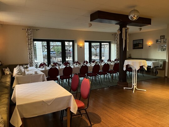 Gastraum mit Tischen und Stühlen