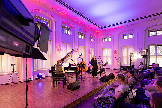 Impressionen von "Wirtschaft trifft Kultur" am 23.05.24 mit Pascal von Wroblewsky und dem Lora Kostina Trio