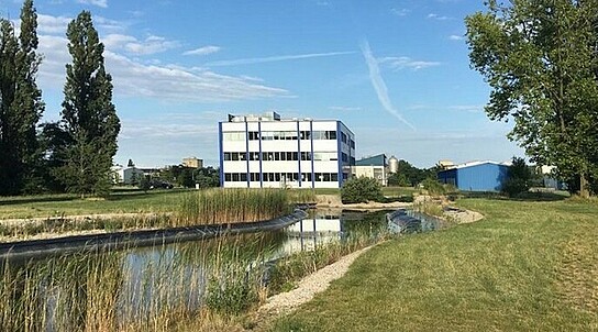 Bild von Fluss und Gebäude