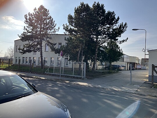 Außenansicht Werkhalle mit Zufahrt