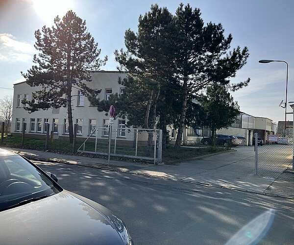 Außenansicht Werkhalle mit Zufahrt