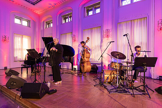 Impressionen von "Wirtschaft trifft Kultur" am 23.05.24 mit Pascal von Wroblewsky und dem Lora Kostina Trio