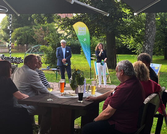 Impressionen der IHK-Sommertour 2025 in Podelwitz: Herr Bauer und Frau Nolte