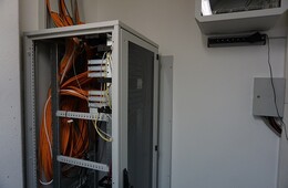 Verkabelungen in einem Stromkasten