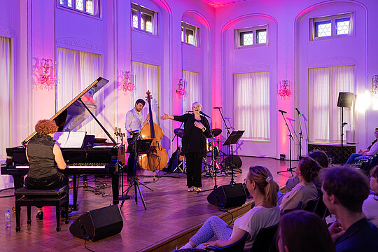 Impressionen von "Wirtschaft trifft Kultur" am 23.05.24 mit Pascal von Wroblewsky und dem Lora Kostina Trio