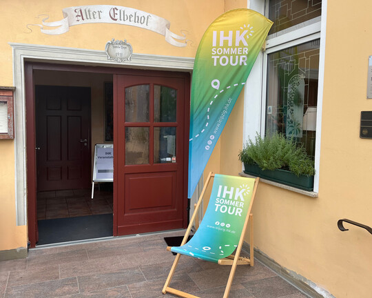 Impressionen der IHK-Sommertour 2025 in Werdau/Torgau: Strandstuhl vor dem Alten Elbehof