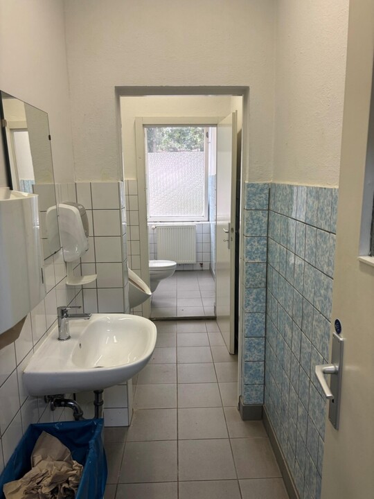 Herren-WC mit Ausstattung