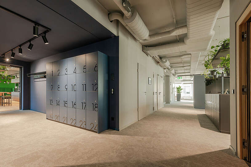 Gang mit Gepäckboxanlage
